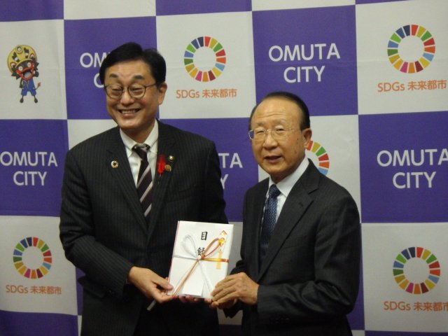 関好孝大牟田市長（左）と当社平川幸知取締役会長（右）